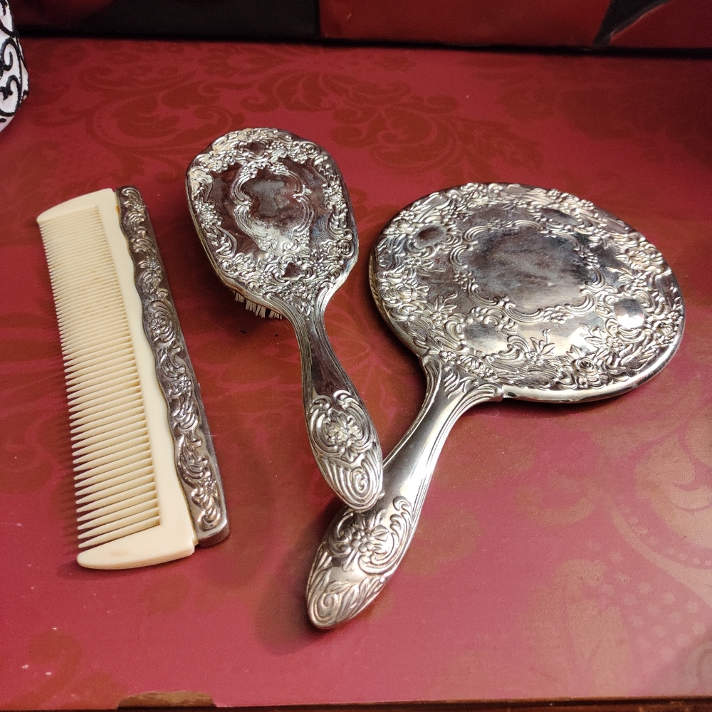 Beautiful Vintage Vanity Set